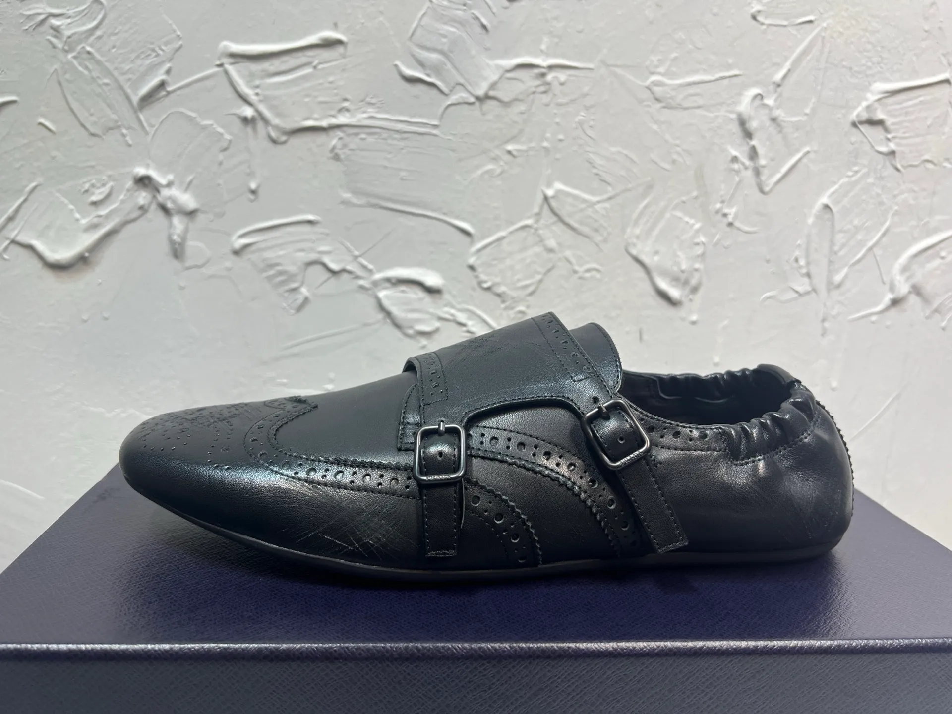 P820 ​​prada derby2025 spring and autumn latest Prada slip-on retro men's leather shoes, Shuffle double-button Mengke shoes, upper cowhide, lining and foot cowhide, rubber sole, original packaging black and brown 2 colors, code number: 39-46